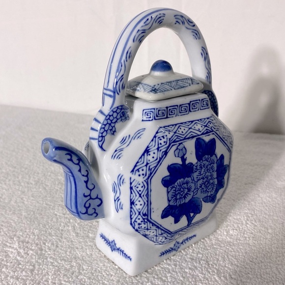 Vintage White Blue Flower Chinese Ceramic Teapot - Picture 12 of 14